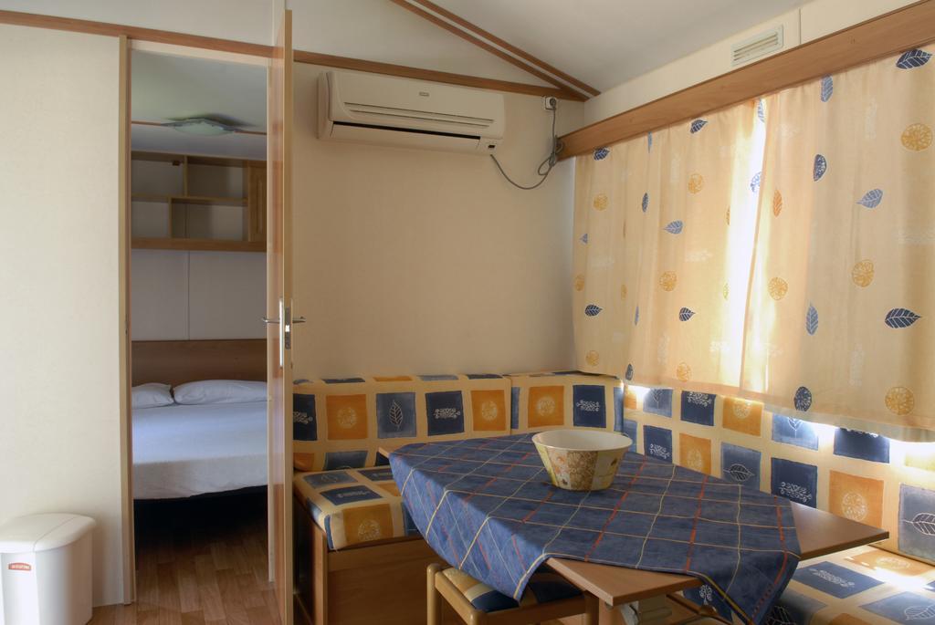 Camping La Rocca Манерба дел Гарда Екстериор снимка