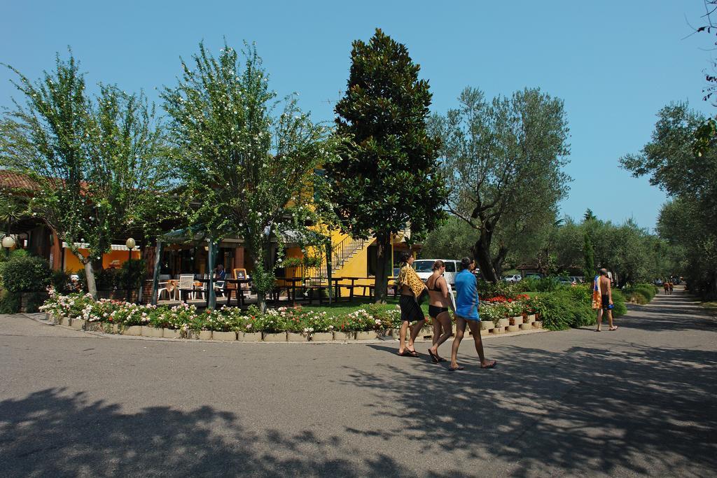 Camping La Rocca Манерба дел Гарда Екстериор снимка