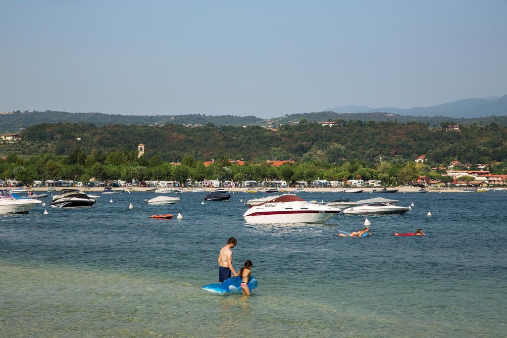 Camping La Rocca Манерба дел Гарда Екстериор снимка