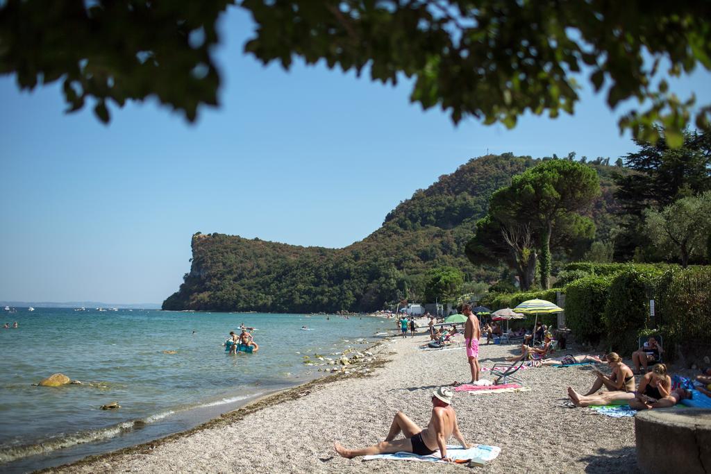 Camping La Rocca Манерба дел Гарда Екстериор снимка