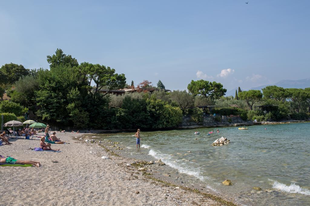 Camping La Rocca Манерба дел Гарда Екстериор снимка