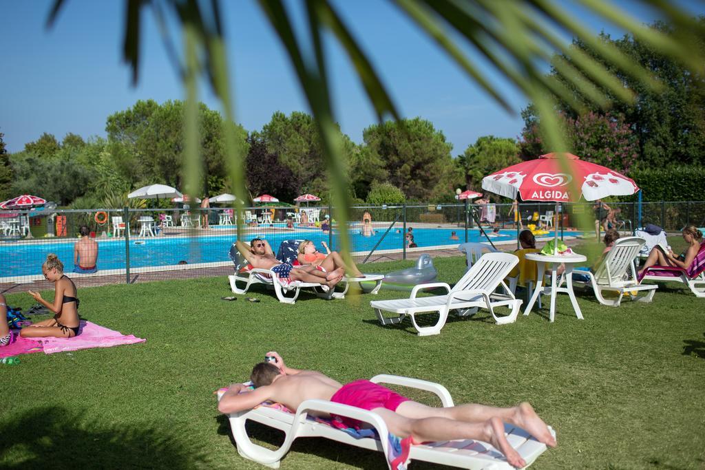 Camping La Rocca Манерба дел Гарда Екстериор снимка