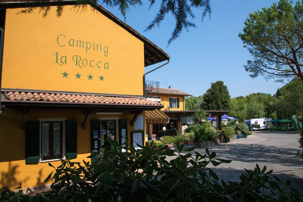Camping La Rocca Манерба дел Гарда Екстериор снимка