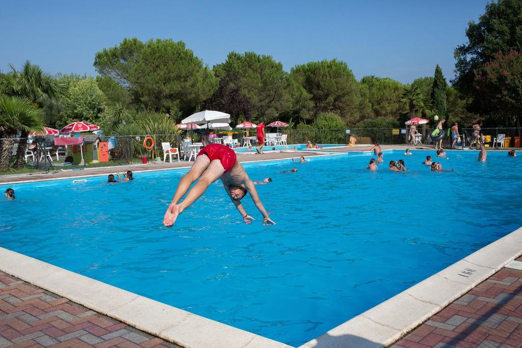 Camping La Rocca Манерба дел Гарда Екстериор снимка