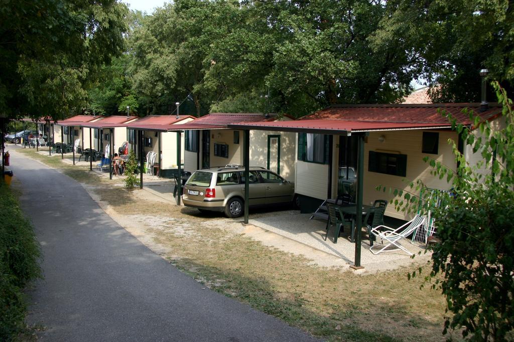 Camping La Rocca Манерба дел Гарда Екстериор снимка