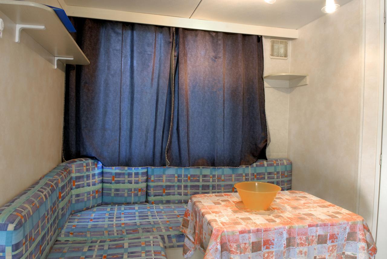 Camping La Rocca Манерба дел Гарда Екстериор снимка